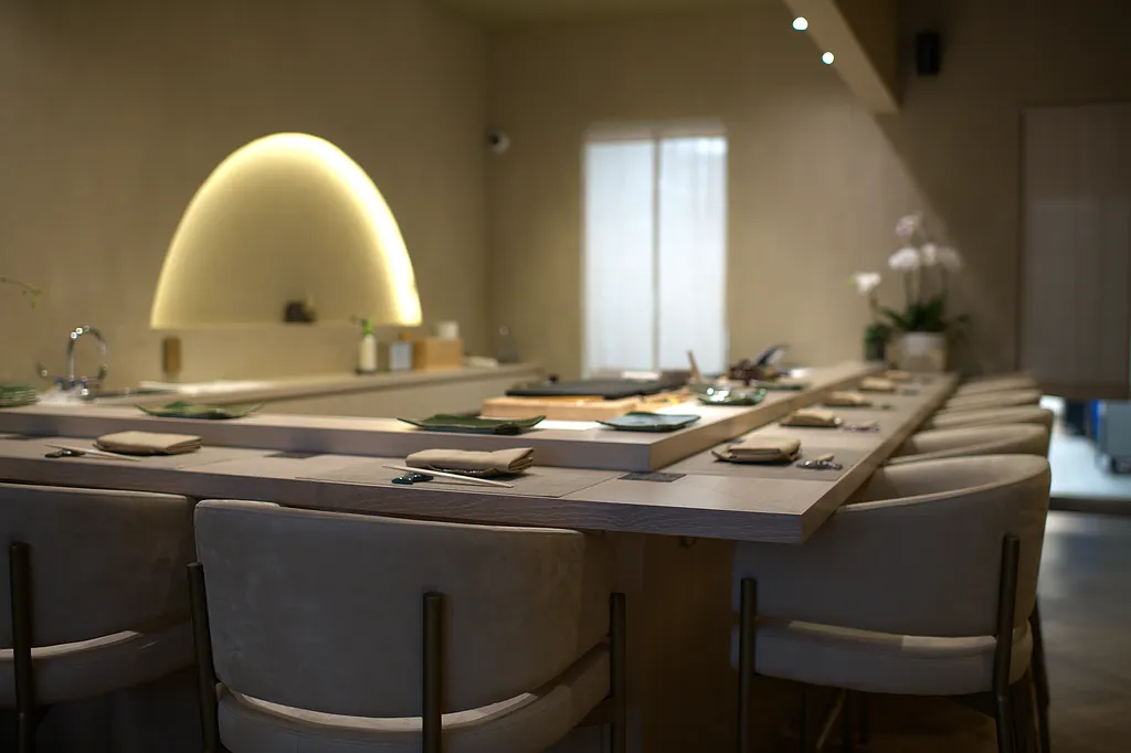 The counter and its stools before service
