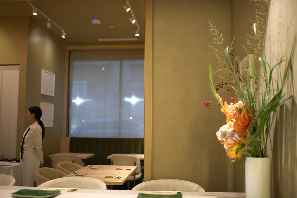 A private corner of the dining room with a large ikebana arrangement